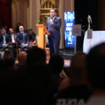 Cláudio Castro presta homenagem a policiais mortos na Operação Contenção em missa no Theatro Municipal